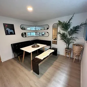 Petite Main Street Haven Apartment Vancouver